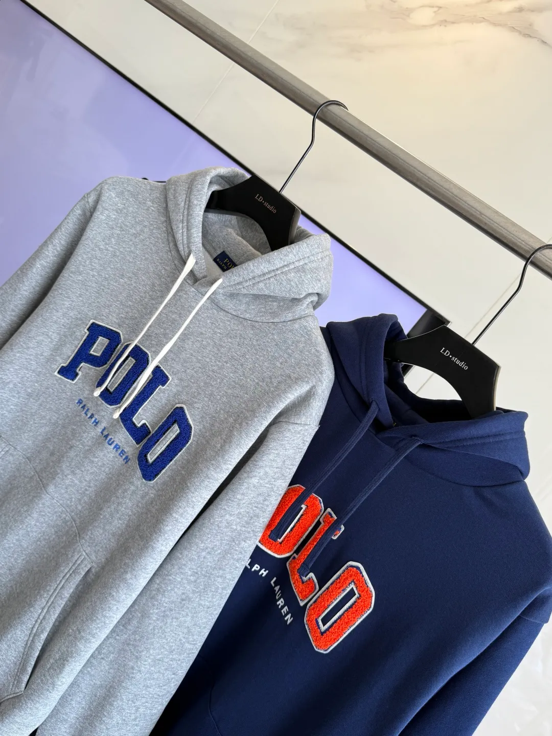 P250 𝗥𝗮𝗹𝗽𝗵 𝗟𝗮𝘂𝗿𝗲𝗻/Ralph Lauren🐎Towel embroidered hooded sweatshirt 380g Expo velvet hooded sweatshirt High-end official original one-to-one replica - customized original fabrics, accessories, hang tags, collar labels, and packaging are all made according to the original version to distinguish the cheap and wrong versions on the market This hooded sweatshirt is decorated with the simple style that represents Ralph Lauren and is paired with the classic Polo towel embroidery pattern, which is three-dimensional and full! The solid color fabric paired with exquisite embroidery instantly sets it off! Hooded sports design, loose and casual fit! The overall texture is very strong! Through the pictures, we can feel the thickness and texture of custom-woven and dyed threads. The workmanship is exquisite. They are shipped from major foreign trade factories. They are all made by masters with many years of experience. Everything is of high standards and requirements! Simple and versatile style ~ super delicate and soft, close to the body without being tied, all fabrics and accessories are original custom-made and of high quality! Perfectly reflects the brand’s sense of superiority! Standard cut, comfortable stretch, unrestricted movement! Highly practical, high-end and classy! Versatile style ~ can be paired with jeans or jogging pants. Ideal for transitioning from your morning commute to weekend events!  Color: Gray Blue Size: S-2XL